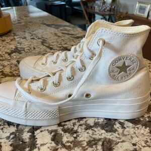 Great Condition! White Platform Converse size 9